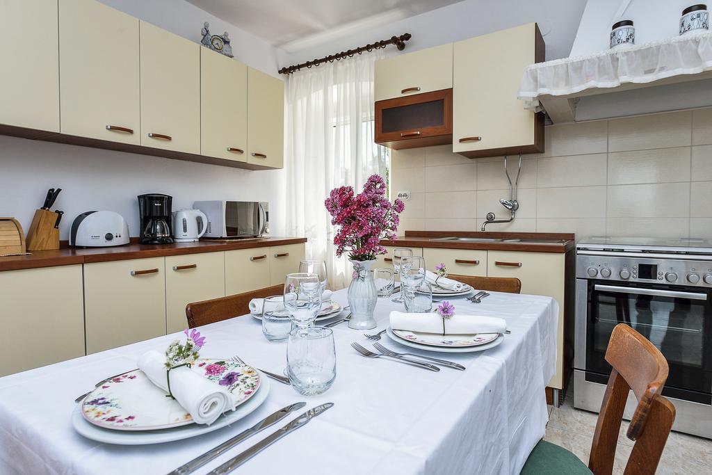 Guest House Sakarun 벨리 라트 외부 사진